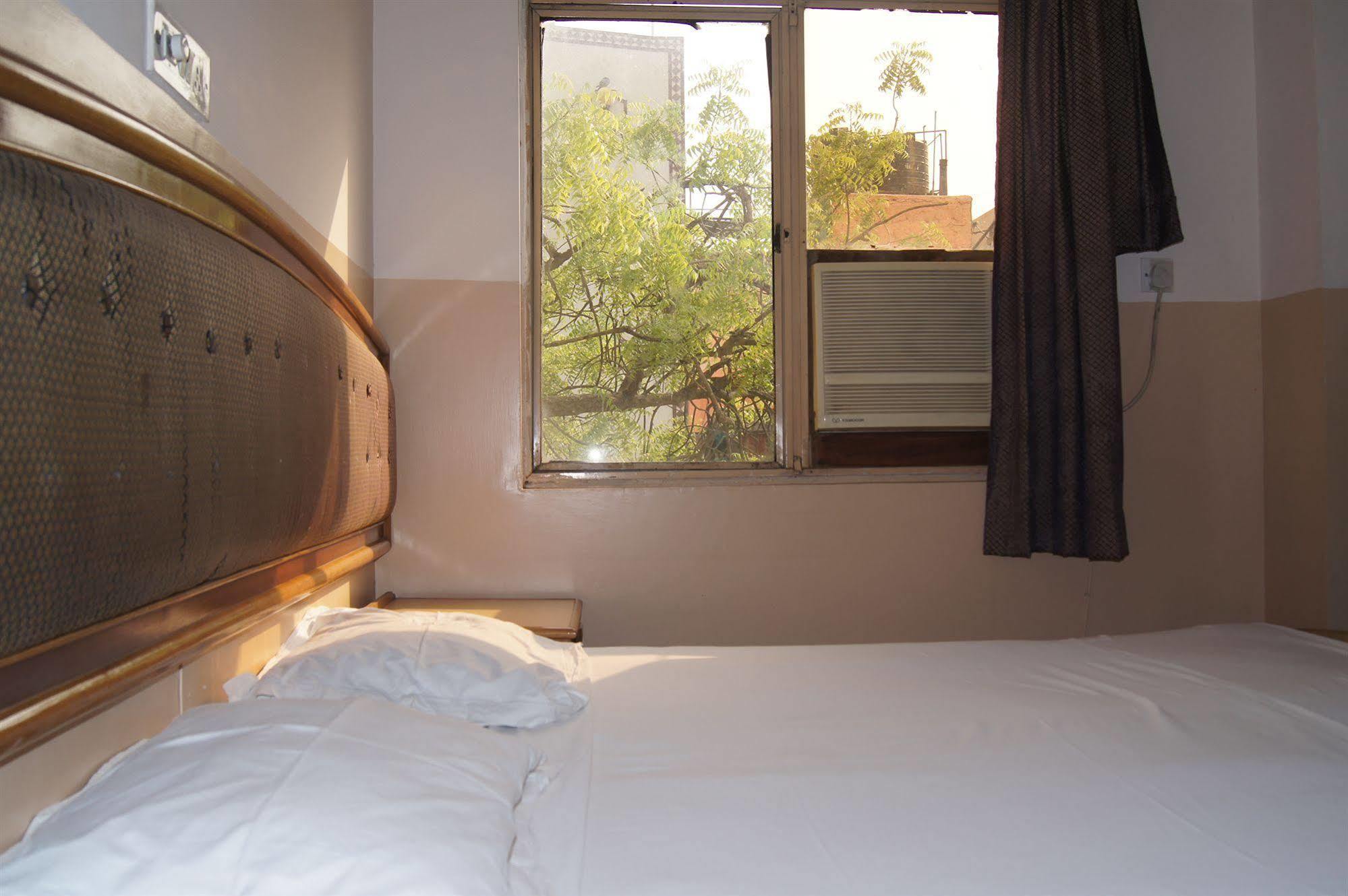 Hotel Westend Holiday Home 5 Mint From Nizamuddin Railway Station Нью-Дели Экстерьер фото